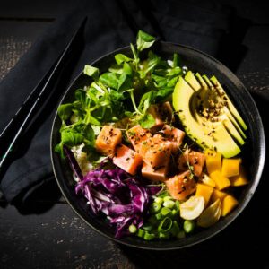 Le Pokebowl Paradis est comme son nom l'indique un paradis pour les papilles et une merveille pour le palis autant que la digestion. Pokebowl aux tartare de Saint-Jacques, concombre, riz, mangue, grenade. Le tartare de Saint-Jacques est l'ingrédient star de ce pokebowl. Il est frais et savoureux, et il apporte une touche de luxe à la recette.